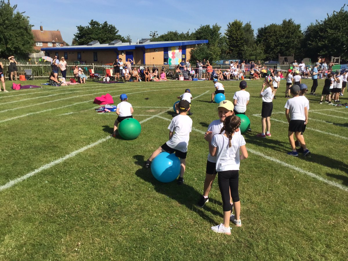 Burnham_PE's tweet photo. KS2 are superb, excellent skills & super #teamwork 👍🏻😎 #BCPSsportsday2022 #GoBurnham @ActiveEssex @GetSet4PE https://t.co/P2dLnOuUnz