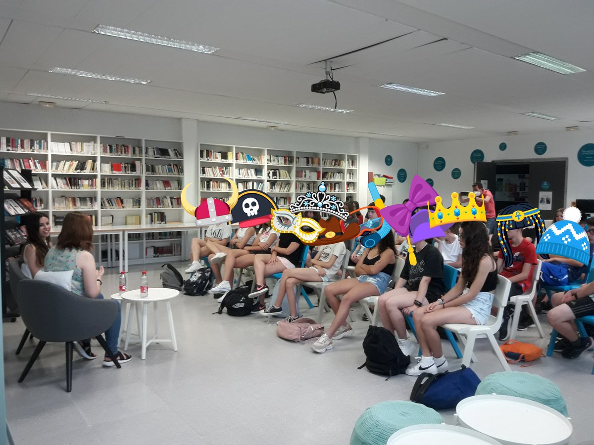 EstherLeft's tweet photo. Me encanta escuchar a @LauraTarraga__ y @BeatrizEsteban_ , ¡siempre aprendo cosas! Y es genial ver las caras de los alumnos... 😍
¡Gracias por vuestra generosidad, chicas! 📚💕😊
#IESAlbal #SaludMental #LiteraturaJuvenil #LosJóvenesSíLeemos https://t.co/WOZwPL6nCL