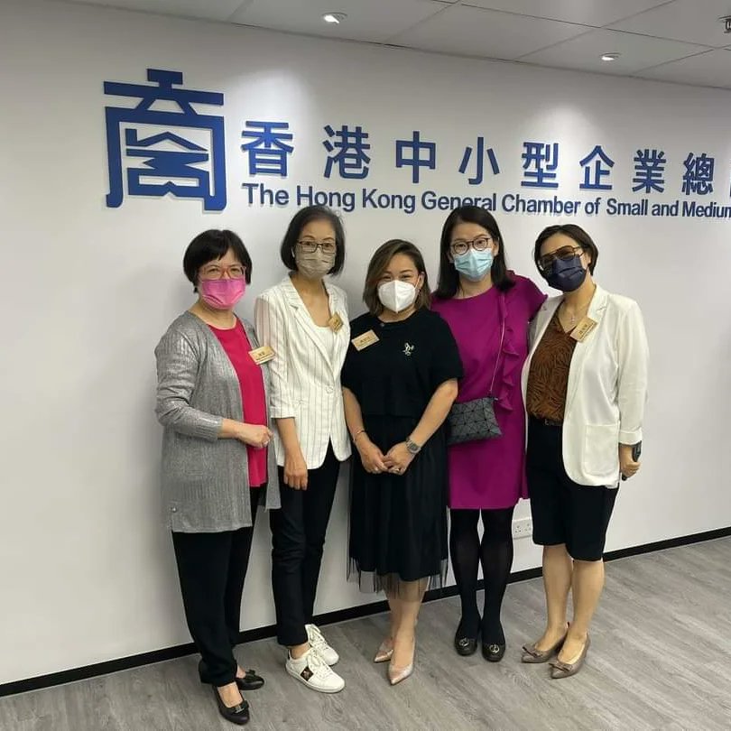 LtdNomad's tweet photo. 諾汶創辦人黃敏兒小姐有幸獲邀出席香港中小型企業總商會舉辦的「香港中小型企業總商會自置會址」開幕典禮，當晚出席人士包括商務及經濟發展局局長邱騰華以及一眾香港中小型企業總商會理事及會員。
商會常務理事黃敏兒小姐更榮獲商會頒發感謝狀，以答謝其為商會自置會址捐贈建築材料。 https://t.co/QZZ2pvd4tH