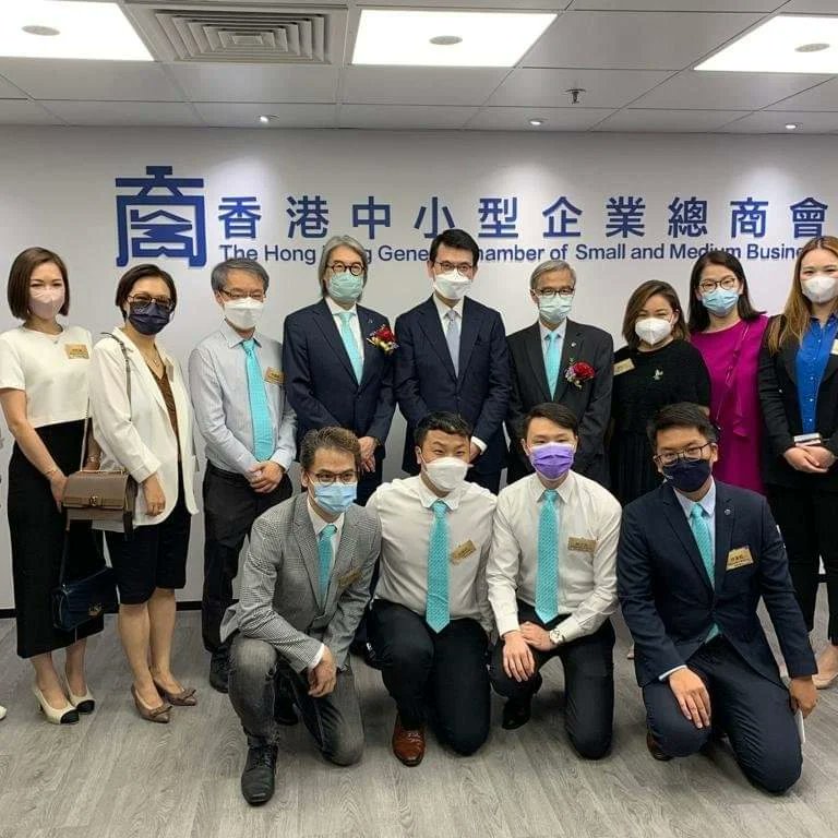 LtdNomad's tweet photo. 諾汶創辦人黃敏兒小姐有幸獲邀出席香港中小型企業總商會舉辦的「香港中小型企業總商會自置會址」開幕典禮，當晚出席人士包括商務及經濟發展局局長邱騰華以及一眾香港中小型企業總商會理事及會員。
商會常務理事黃敏兒小姐更榮獲商會頒發感謝狀，以答謝其為商會自置會址捐贈建築材料。 https://t.co/QZZ2pvd4tH