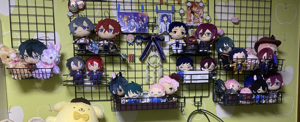 굿즈존....이쁘게 꾸미고 싶은데 꾸미기 재능 0인 사람이라......ㅇ<-< 벽지도 한 몫하겠지만.....