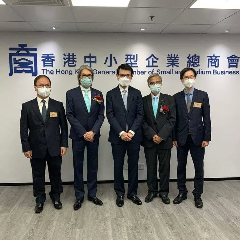 LtdNomad's tweet photo. 諾汶創辦人黃敏兒小姐有幸獲邀出席香港中小型企業總商會舉辦的「香港中小型企業總商會自置會址」開幕典禮，當晚出席人士包括商務及經濟發展局局長邱騰華以及一眾香港中小型企業總商會理事及會員。
商會常務理事黃敏兒小姐更榮獲商會頒發感謝狀，以答謝其為商會自置會址捐贈建築材料。 https://t.co/QZZ2pvd4tH