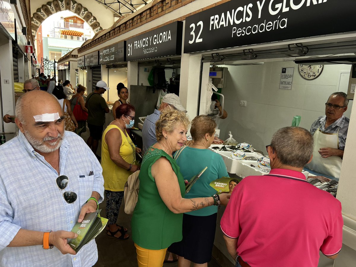 antalcazardiaz's tweet photo. El histórico Mercado de Salamanca en el barrio del El Molinillo,ha contado con la visita del Equipo de #MálagaCapital

Los barrios denostados y olvidados,siguen contando con la presencia y cercanía de @vox_malaga

Que vuele el #CambioReal 
Gracias @pedro_ruizVox y María Angeles https://t.co/nHZCNS0t6P