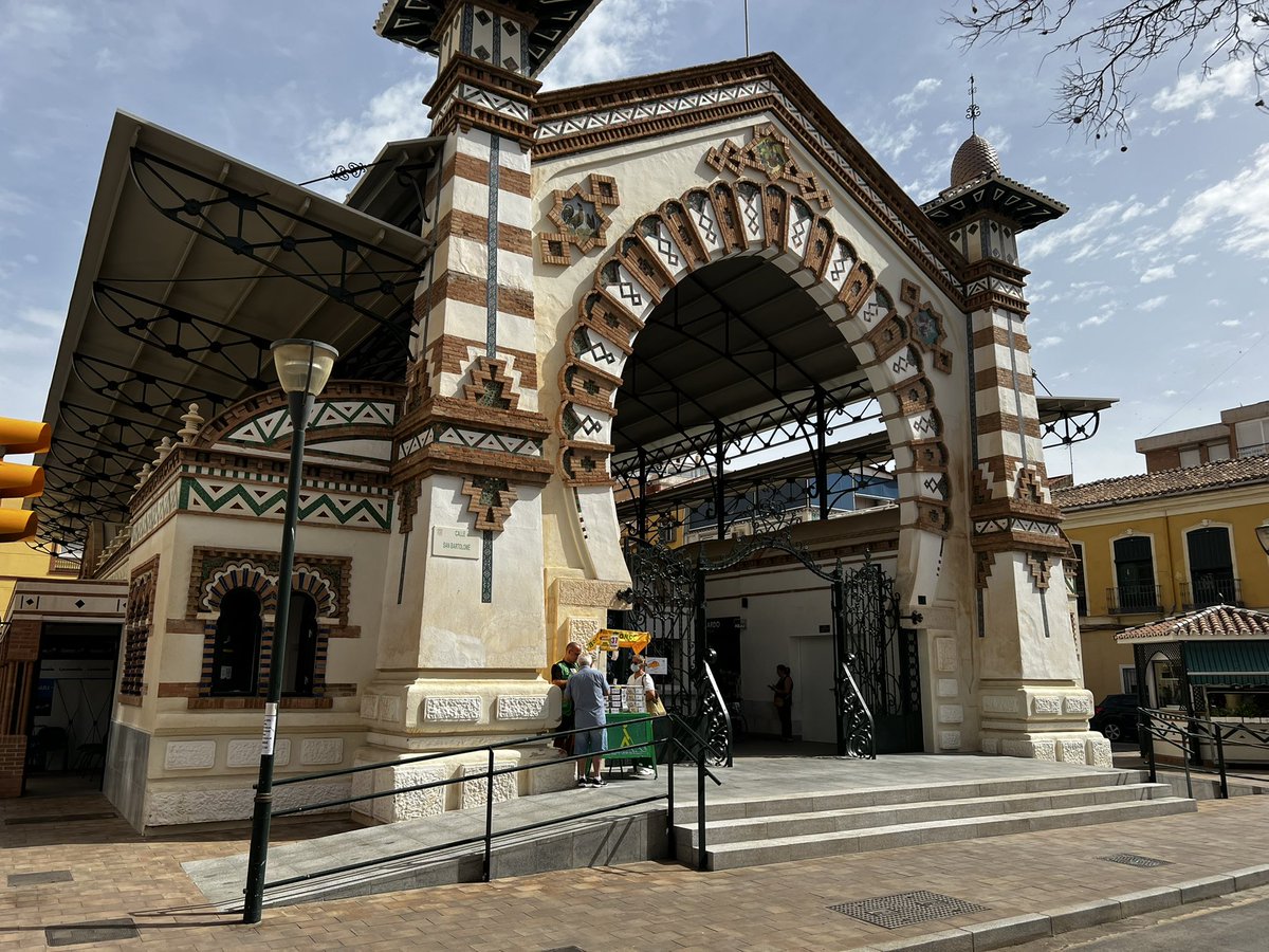 antalcazardiaz's tweet photo. El histórico Mercado de Salamanca en el barrio del El Molinillo,ha contado con la visita del Equipo de #MálagaCapital

Los barrios denostados y olvidados,siguen contando con la presencia y cercanía de @vox_malaga

Que vuele el #CambioReal 
Gracias @pedro_ruizVox y María Angeles https://t.co/nHZCNS0t6P