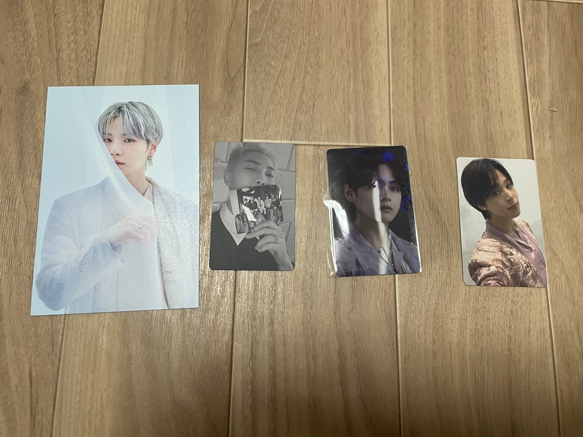 mani_0901's tweet photo. BTS Proof トレカ交換
譲・ユンギ　SUGA 
　　ナムジュン　RM
　　テヒョン　V
　　ジミン　JIMIN
求・同種　ジョングク　JUNGKOOK
⚠️硬質ケースに入れて、郵送での同時発送できます！
交換してくださる方は、リプをお願いします🙇‍♂️🙇‍♂️
#btsトレカ交換 https://t.co/5MGDQy5fEo