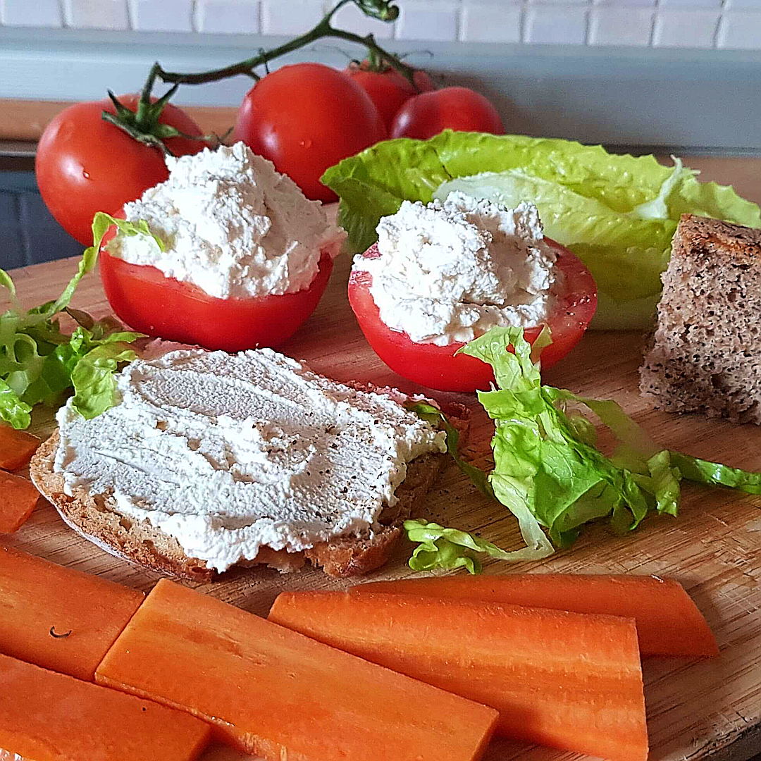 VeganTimesGR's tweet photo. Ένα μοναδικό φυτικό τυρί με τη γεύση των αμυγδάλων.
Νιώσε την κρεμώδη υφή του σε κάθε μπουκιά και συνόδευσέ το με το σάντουιτς, το burger ή και τα λαχανικά σου.

Tip: Ενόψει της νέας εσοδείας, χρησιμοποιούμε τα περσινά αμύγδαλα 

#vegancheese #veganrecipes https://t.co/YDzYkiux8Q