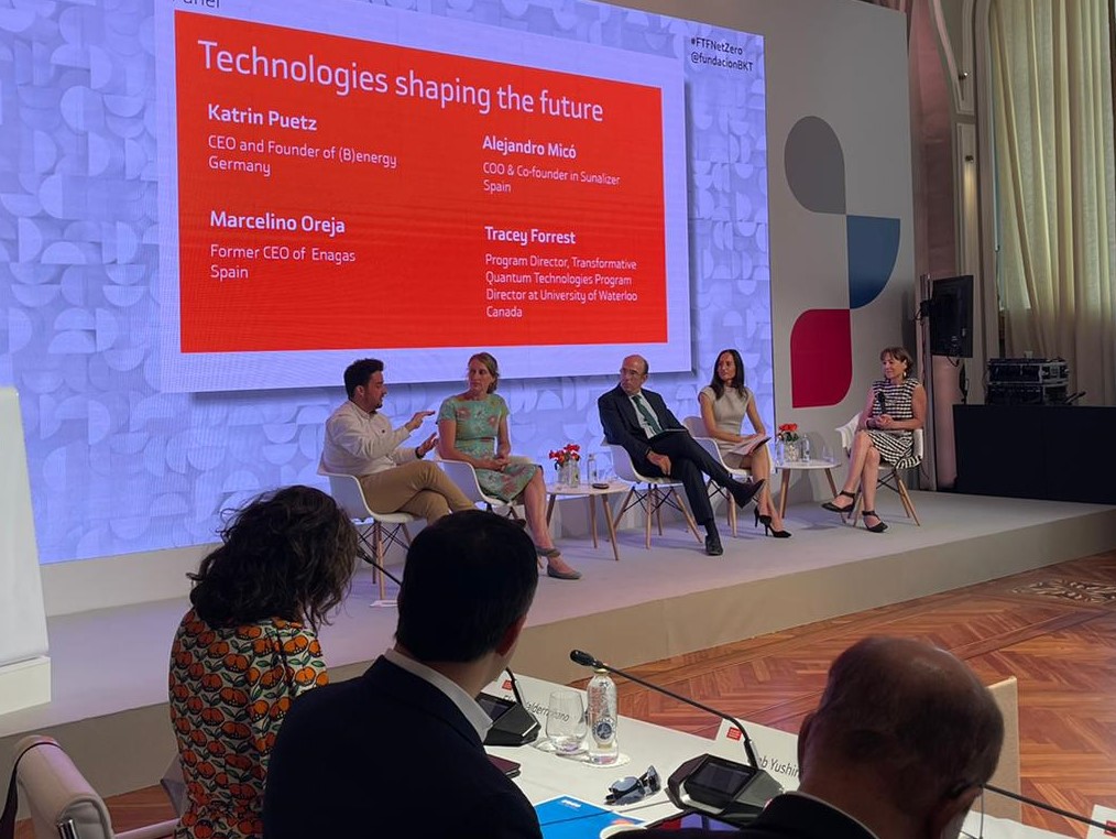 FundacionBKT's tweet photo. Debatiendo sobre cómo las tecnologías pueden definir el mundo sin emisiones, con @Alex_Mico @TraceyForrest Marcelino Oreja y Katrin Puetz. Recuerda que puedes enviarnos preguntas para ellos en #FTFNetZero https://t.co/lgWJiu8mlB