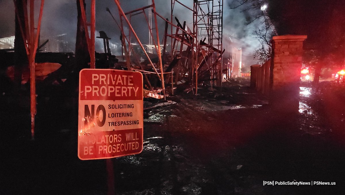 PSNews_Sac's tweet photo. f#RIGHTNOW #3RDAlarm #CommercialStructureFire #VegetatonFire
Fire crews are cleaning up what was a 3 alarm, under construction, apartment complex fire that extended to an adjacent field. No injuries. Full story with a statement from the fire department to come. https://t.co/HDGQURUaPz
