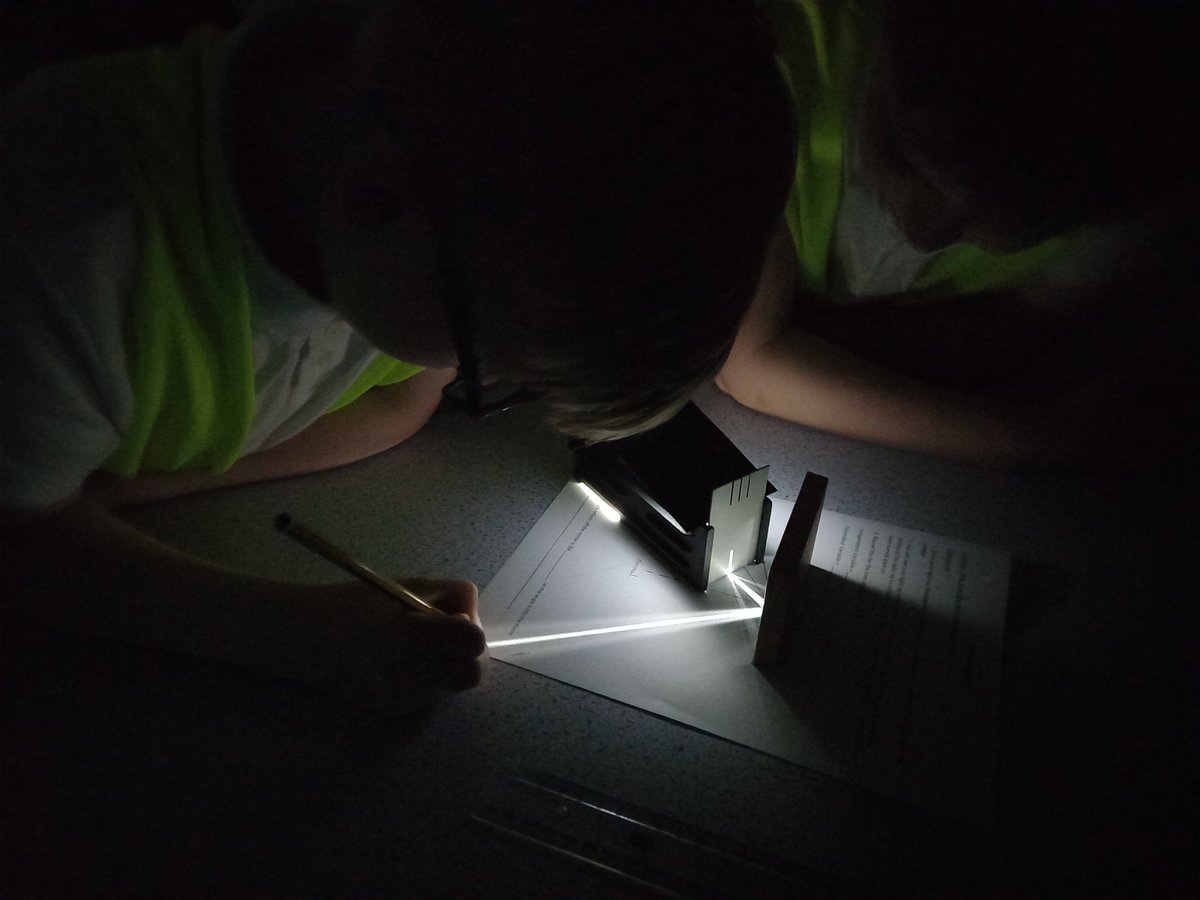 HA_Outreach's tweet photo. @HabsAdamsGS had a fantastic afternoon with the Year 6 pupils from @newport_ce They came and did a Light💡Workshop and got to do some experiments 👩‍🔬🧑‍🔬 Mr Young in Physics was so impressed with their knowledge and how hard they worked. #outreach #ourcommunity #workingtogether https://t.co/pgathOWxk3