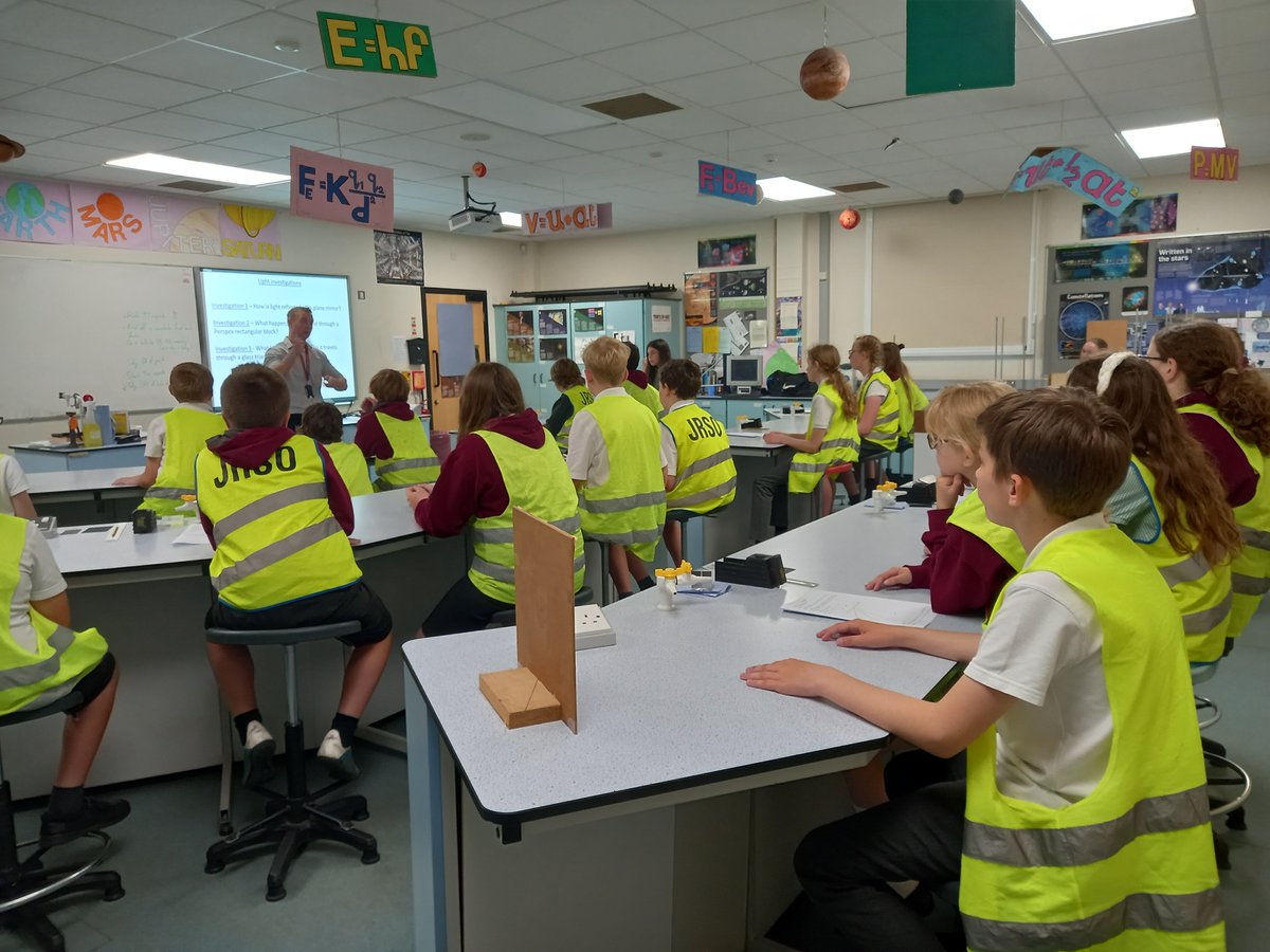 HA_Outreach's tweet photo. @HabsAdamsGS had a fantastic afternoon with the Year 6 pupils from @newport_ce They came and did a Light💡Workshop and got to do some experiments 👩‍🔬🧑‍🔬 Mr Young in Physics was so impressed with their knowledge and how hard they worked. #outreach #ourcommunity #workingtogether https://t.co/pgathOWxk3