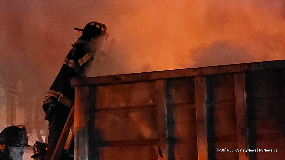 PSNews_Sac's tweet photo. f#RIGHTNOW #3RDAlarm #CommercialStructureFire #VegetatonFire
Fire crews are cleaning up what was a 3 alarm, under construction, apartment complex fire that extended to an adjacent field. No injuries. Full story with a statement from the fire department to come. https://t.co/HDGQURUaPz