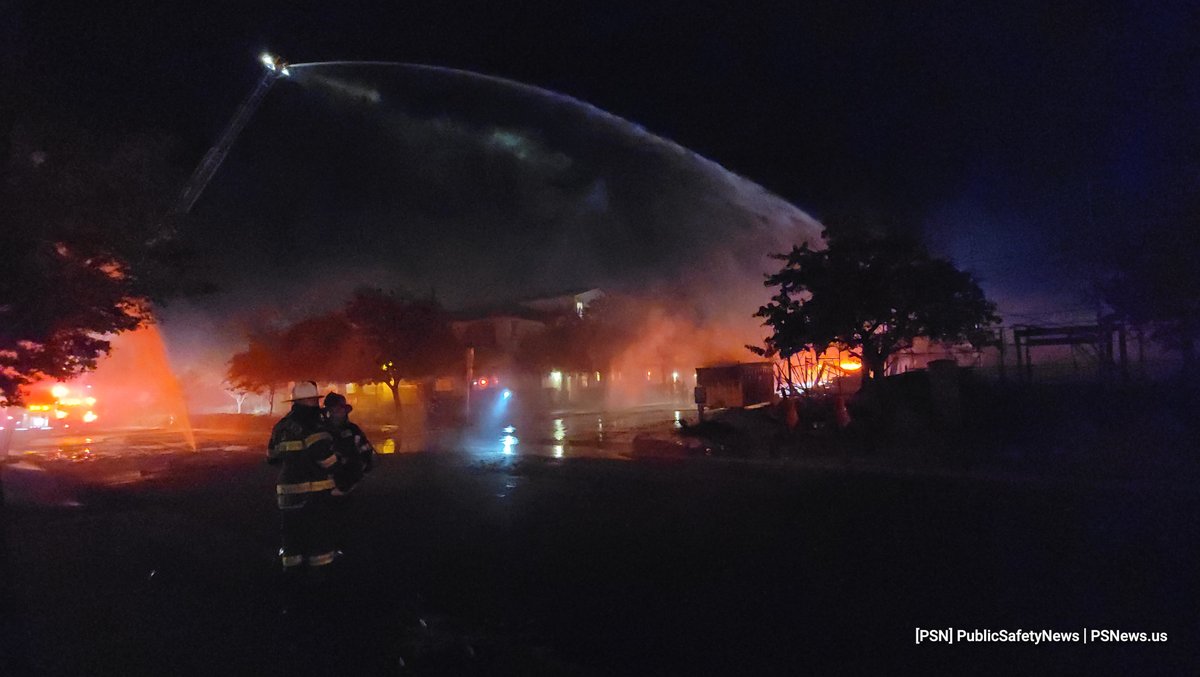 PSNews_Sac's tweet photo. f#RIGHTNOW #3RDAlarm #CommercialStructureFire #VegetatonFire
Fire crews are cleaning up what was a 3 alarm, under construction, apartment complex fire that extended to an adjacent field. No injuries. Full story with a statement from the fire department to come. https://t.co/HDGQURUaPz