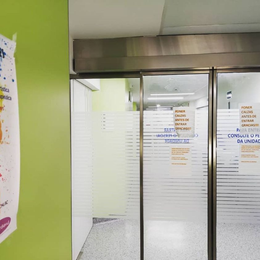 Asotrame1's tweet photo. Poco a poco recuperamos la normalidad. Ayer, por fin, pudimos volver al área de hematología del CHUAC🏥. Isa, una de nuestras voluntarias, accedió a la planta 11 para dar ánimo e informar a los pacientes ingresados de los recursos y servicios de apoyo que impulsa #Asotrame. https://t.co/h29yvRJAIl