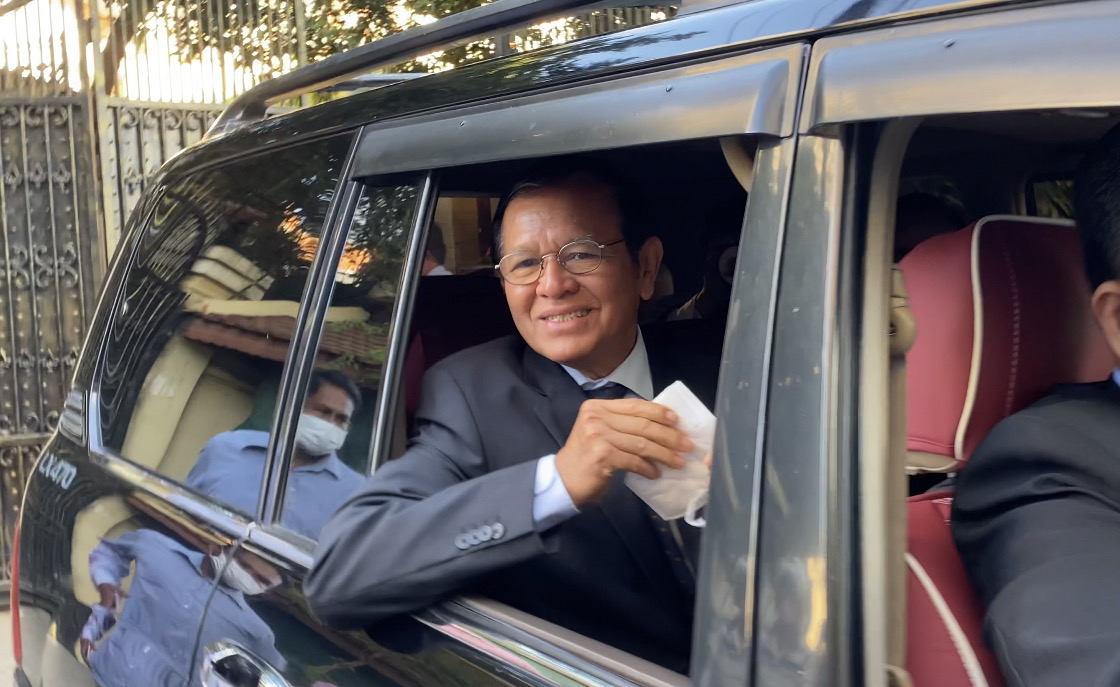 aunchhengpor's tweet photo. [#Cambodia #PoliticalDivorce] Inside the courtroom to fight his alleged treason charge this morning, #CNRP nominal leader Kem Sokha announces severance of his coalition with his now ex-political partner @RainsySam in his own words as quoted by @VODKhmer reporter Mam Moniroth ... https://t.co/G6UoOvAtpR