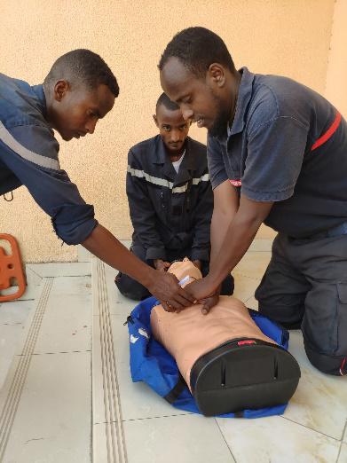 CoopSecuDefense's tweet photo. 🇫🇷🇩🇯France-#Djibouti

@CoopSecuDefense🇫🇷 aide son partenaire🇩🇯 à améliorer la coordination des services de #secours et soins d'urgence au profit de la population🇩🇯

1️⃣5️⃣stagiaires de la #DNPC🇩🇯 formés chefs d'agrès secours à personnes
Par @MarinsPompiers conjointement avec SMUR🇩🇯 https://t.co/uafTPIr9d2