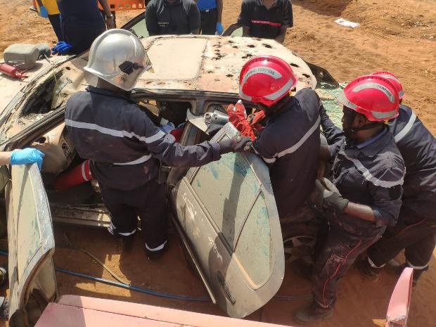 CoopSecuDefense's tweet photo. 🇫🇷🇩🇯France-#Djibouti

@CoopSecuDefense🇫🇷 aide son partenaire🇩🇯 à améliorer la coordination des services de #secours et soins d'urgence au profit de la population🇩🇯

1️⃣5️⃣stagiaires de la #DNPC🇩🇯 formés chefs d'agrès secours à personnes
Par @MarinsPompiers conjointement avec SMUR🇩🇯 https://t.co/uafTPIr9d2