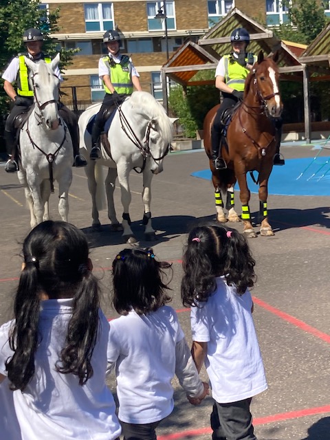 OldFordPrimary's tweet photo. The police horses visited the EYFS pupils @oldfordprimary yesterday. The pupils had many questions to ask and the horses trotted around our playground beautifully.
Thank you @MetTaskforce and Wendy, Dave and Sandown, we loved meeting you all.
#mettaskforce #policehorse https://t.co/zsaRrqHFrj
