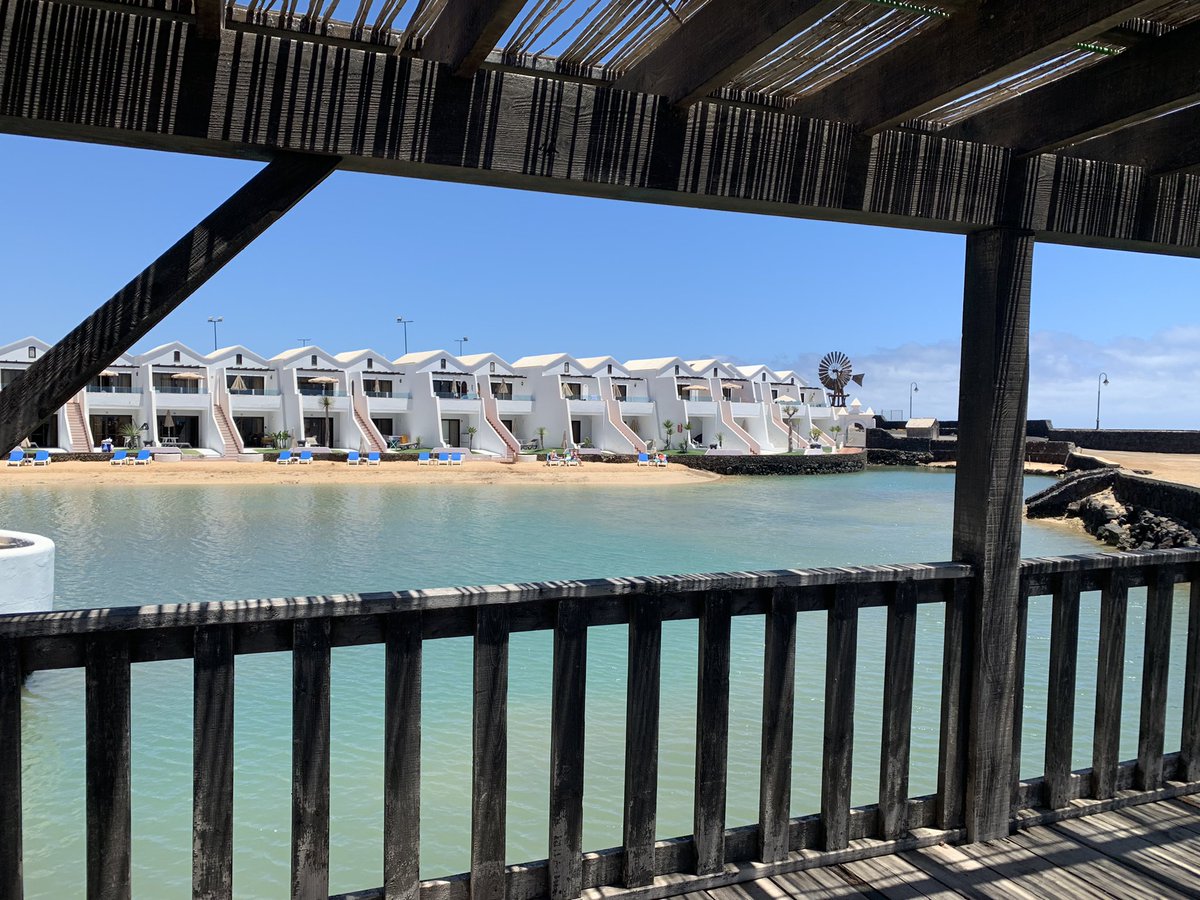 It's literally like sleeping at the beach! 🏖💙

#sandsbeachresort #daplacetobe #lanzarote #canaryislands #holidays #sun #relax #beachfront #beach #summer