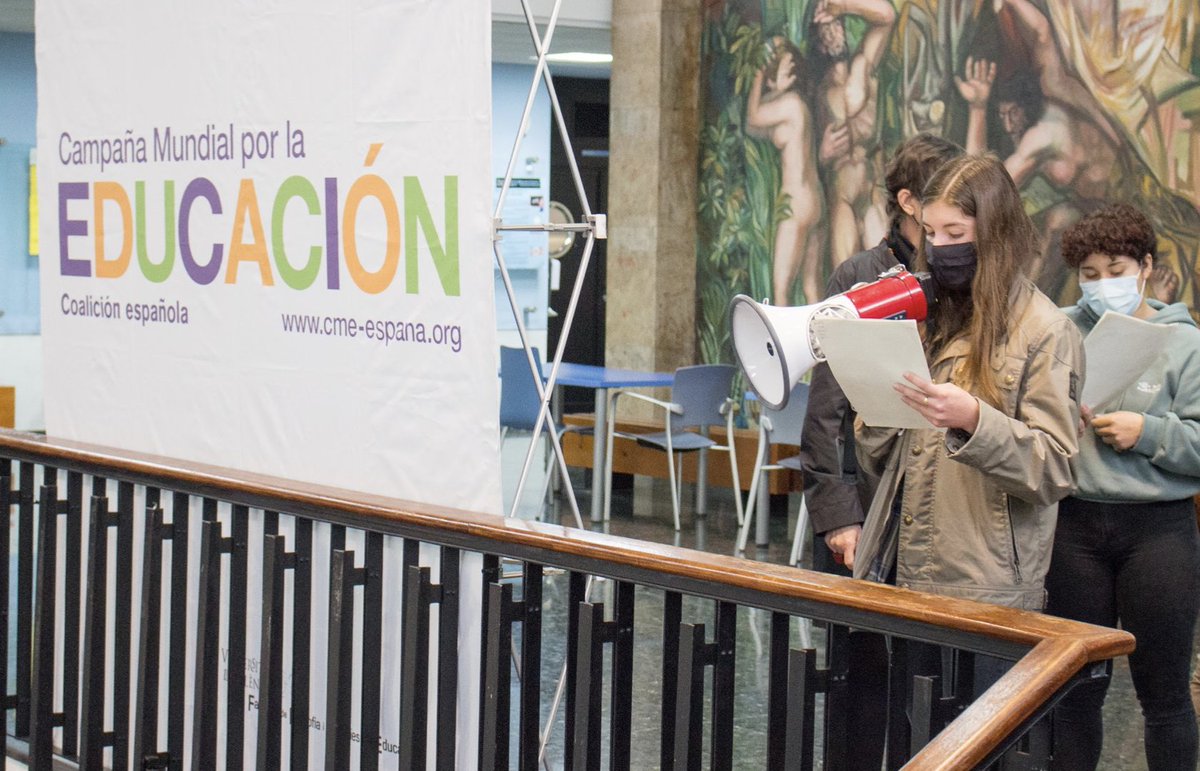 CME_es's tweet photo. 📢👩🏽‍🏫👨🏽‍🏫Recordamos el evento en la Universidad de Valencia durante la #SAME2022  con estudiantes que leyeron el manifiesto, realizaron una mesa redonda y talleres en las aulas de la Universidad para presentar la campaña. #Milmillonesdevoces https://t.co/ytqoGqunR9