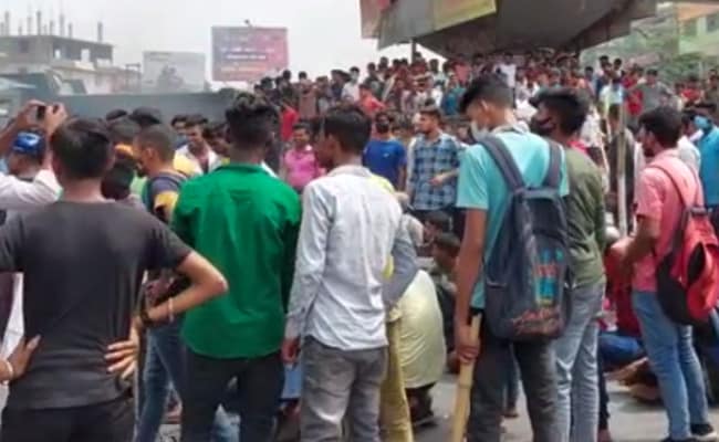ndtvfeed's tweet photo. Protests Over New Agnipath Scheme For Military Jobs: 10-Point Guide https://t.co/eAYVPJQEhL https://t.co/vJi2lG4j89