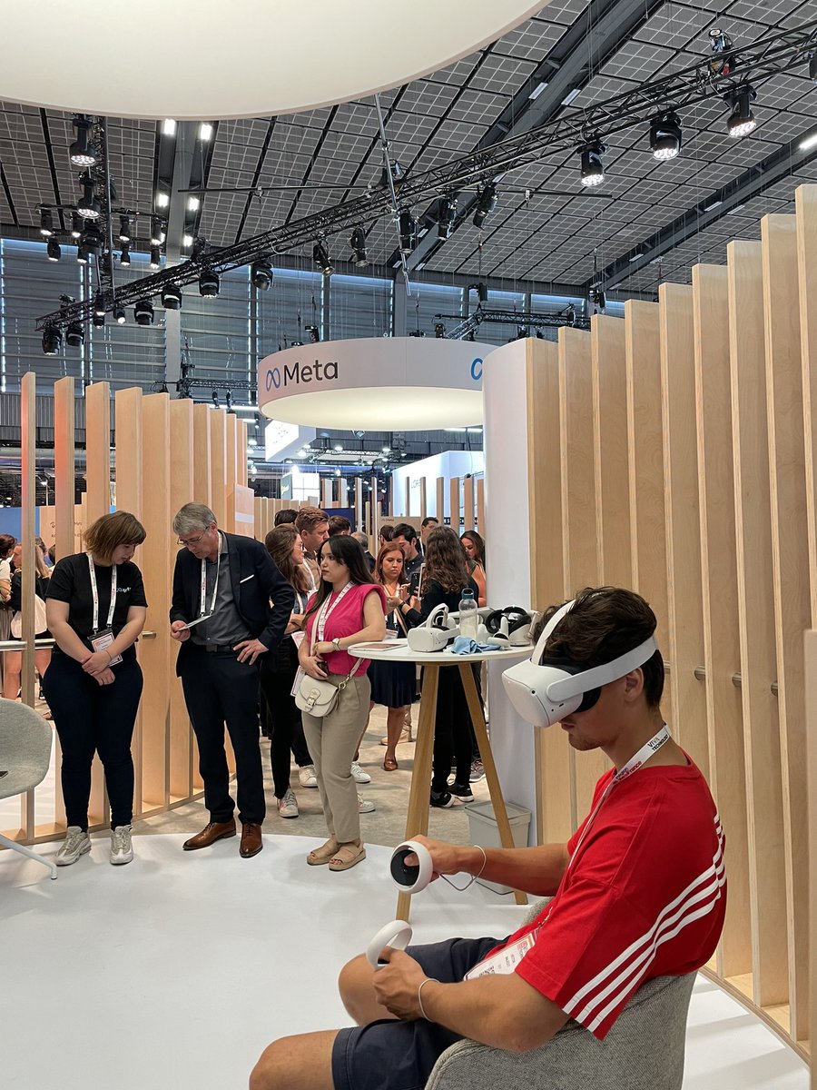 camillejourdain's tweet photo. Meta est bien évidemment présent sur #VivaTech, notamment pour : 
- Faire vivre de nouvelles expériences immersives (#VR/#AR) 
- Présenter des produits innovants (RayBan Stories, Avatar… )
@MetaFrance @VivaTech 
#Meta #SocialMedia #ReseauxSociaux #Metaverse #Facebook #Innovation https://t.co/gL8ZU7UAtK