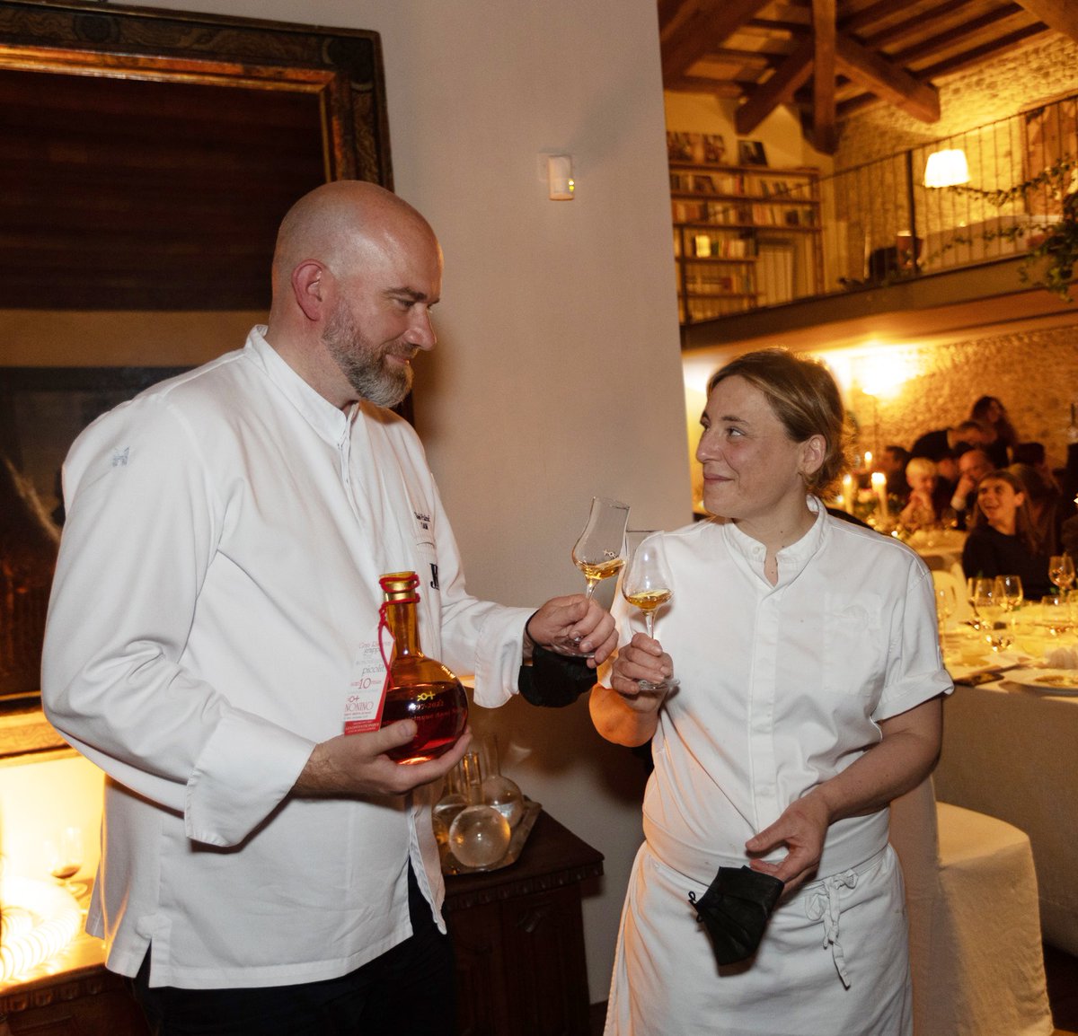 Lavorare con il cuore, attira persone con cui condividi la stessa passione. Ecco allora che un cocktail con la grappa diventa il modo per mandare un messaggio di Speranza e una cena un ponte fra i popoli al centro dell’Europa. 
youtu.be/XQM4Ne4RHWs