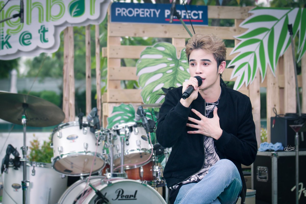 niing_jaoka's tweet photo. บรรยากาศในงานร้อนอบอ้าวมาก ไม่มีลมเลย น้องเลยแก้ไขสถานการณ์โดยการร้องเพลง “ลม” ให้ฟังค่ะ555555 💨💨💨
#เบนซ์จิรโรจน์ #benzji
#SuperBenzCenter
@Superbenzcenter
#GreenNeighborMarket
#PropertyPerfect https://t.co/osstlxpG1W