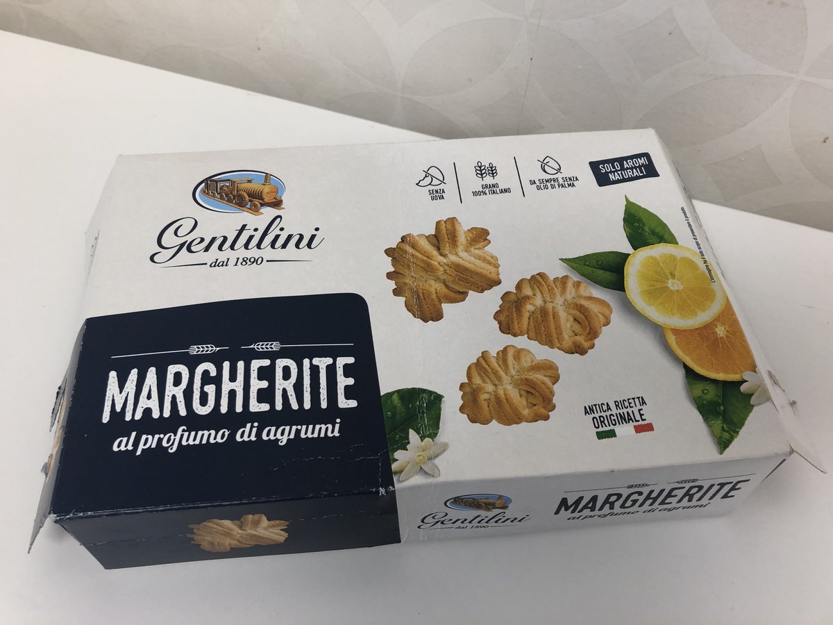 当校事務スタッフがイタリア土産に買ってきてくれた、ジェンティリーニのクッキー。皆さん、ご存じですか？
日本のクッキーはバターをはじめとした油分が多く、コーヒーに浸すとほろほろと崩れてしまいます。
イタリア流にコーヒーに浸して食べるなら、やはりイタリアのクッキーが1番ですね！