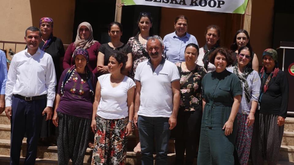 Beskalı kadınlar Kesmetepe’de bir dağı omuzlayıp yürüttüler.Sorumluluğun bilinci ve ağırlığı ancak bu kadar gösterilebilir. Sağlıklı gıda, sağlıklı toprak, sağlıklı nesil dediler. Dayanışmaları için Fatih Mehmet Maçoğlu’na ve Köy Koop Başkanı Neptün Soyer’e teşekkürler #baskakoop