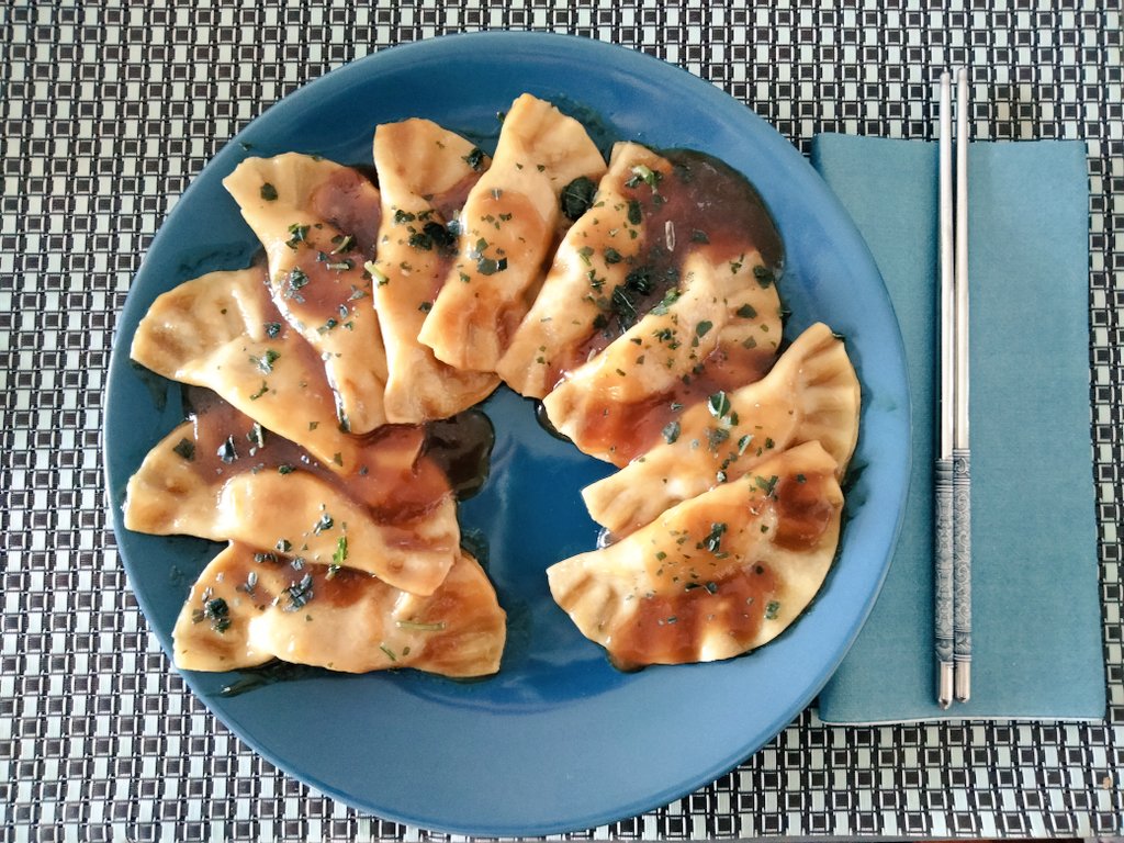 lisaquac81's tweet photo. First attempt at #DimSum with that dumpling tool-thingy...they don't look that bad I believe.
#cookingtherapy #guests #freemorning https://t.co/T0GsZIIXJW