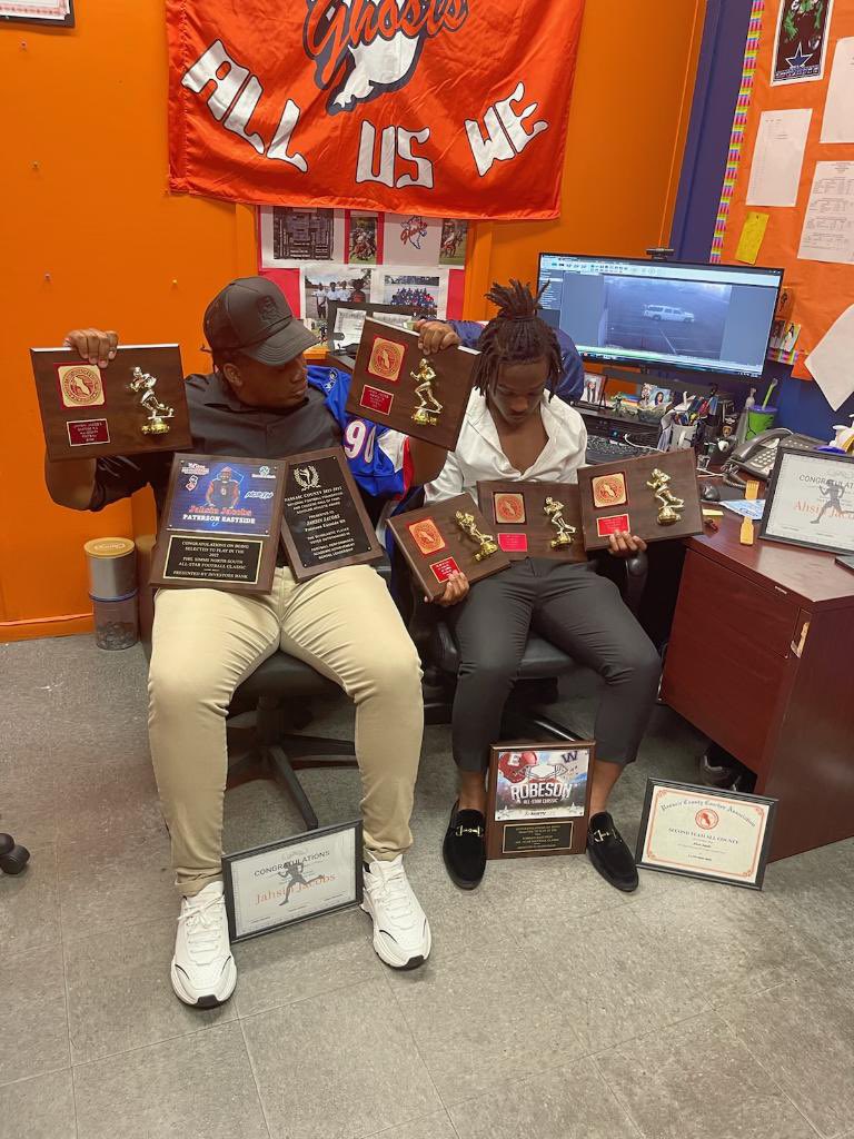 Coach_Gamble56's tweet photo. Congrats To The Guys Receiving Their All-County Awards Last Night‼️ And Not Only Just Being Praise For Their Talents In Football But In Other Sports Too 🐐🧡 #AllUsWe #recruitEASTSIDE https://t.co/npw6JLkQwT