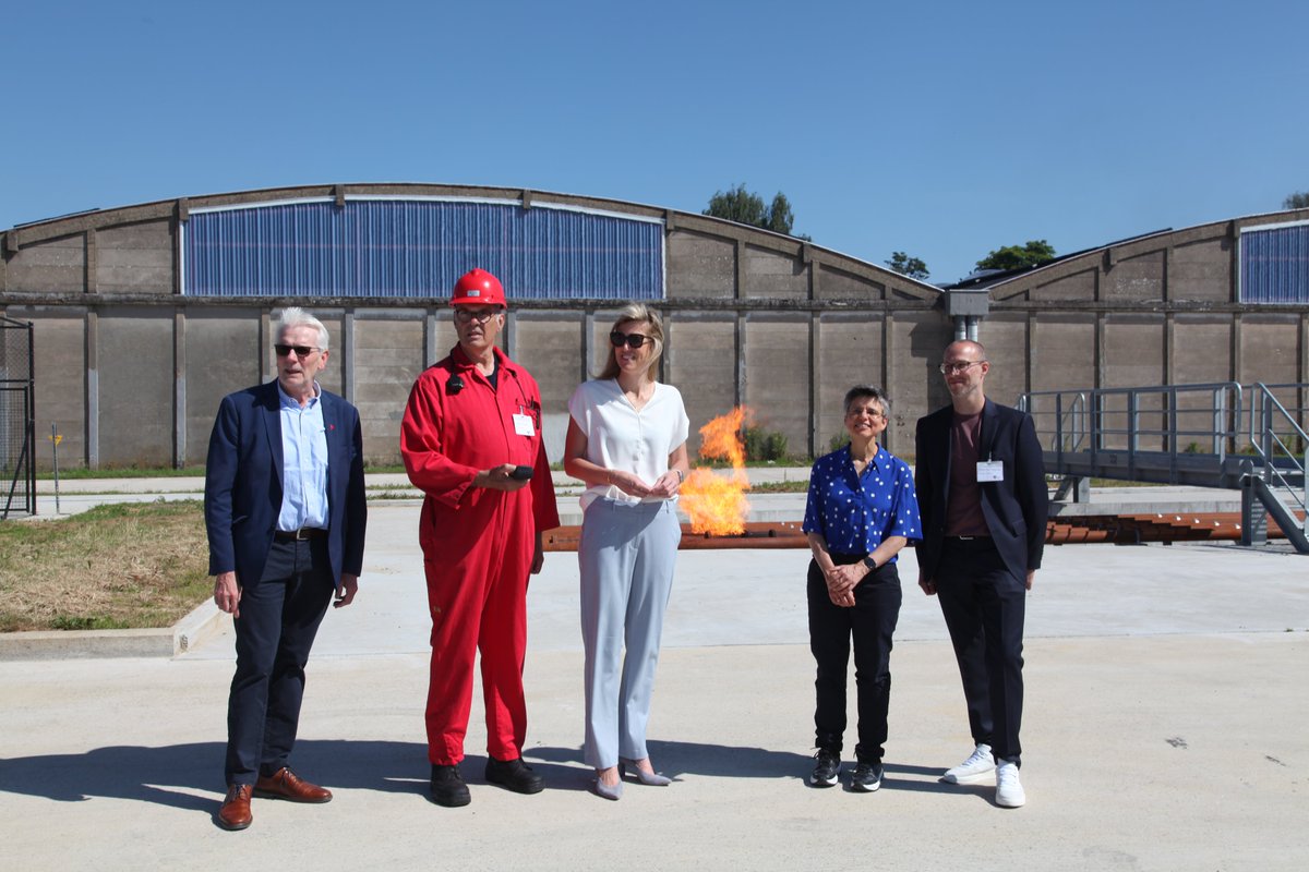 Op <a href="/CampusVesta/">Campus Vesta</a> voor de inhuldiging van een nieuw oefencomplex voor industriële brandbestrijding. Dankzij deze realistische infrastructuur moeten brandweerlieden nu niet meer naar het buitenland voor deze essentiële opleiding!