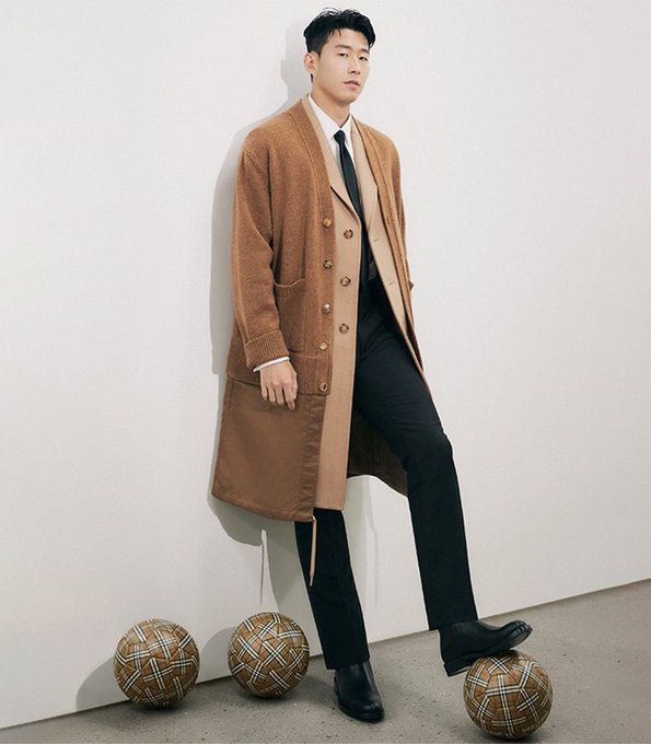 Check out those Burberry footballs... 😎 https://t.co/zSObkihkV2