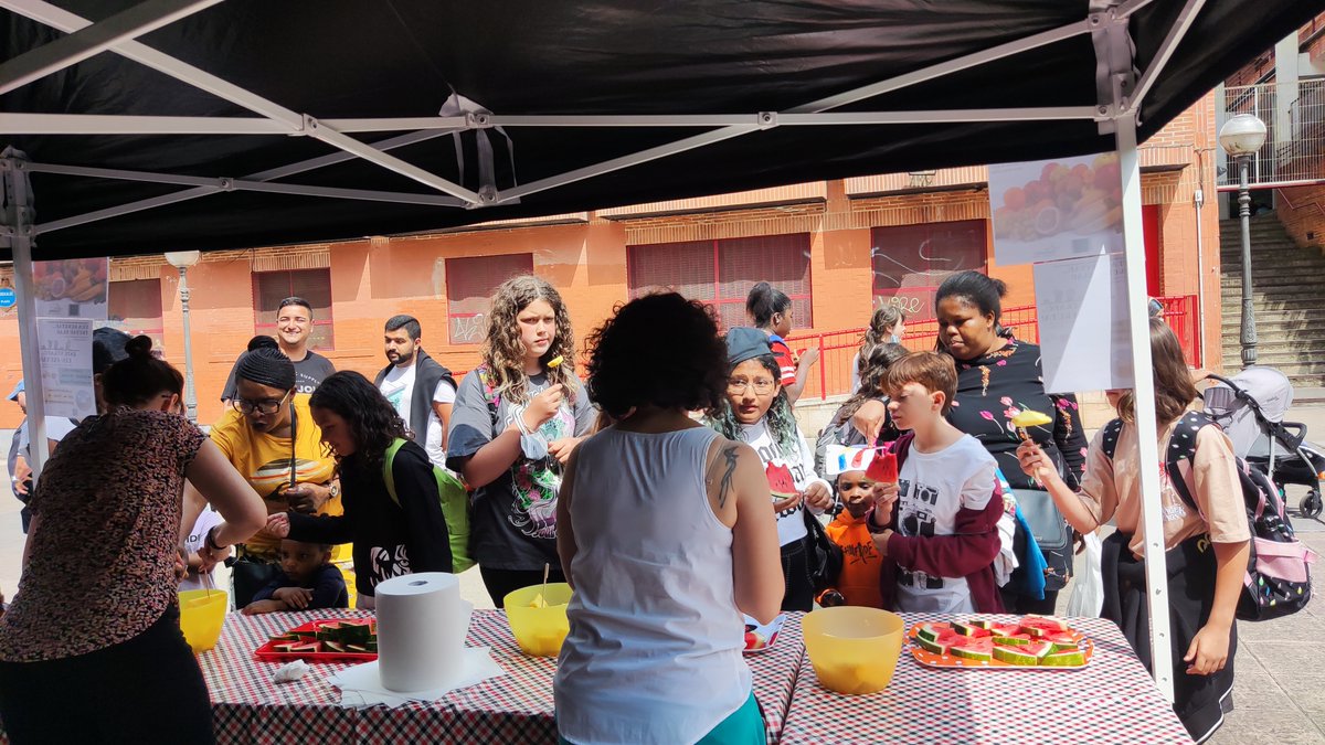 Según un informe, sólo un 40% de niños y niñas vascas entre 4 y 14 años consumen frutas y verduras a diario. Desde distintos proyectos de #Gazteleku salimos a la calle para repartir fruta y concienciar sobre su importancia. Este verano....disFRUTA!