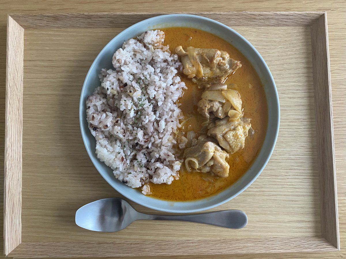 最近の吉田飯🍴

•焼き鮭をほぐして丁寧に骨を取り除いてつくったオニギリ定食
•藍が練り込まれた珍しいそうめん
•なんちゃってサムギョプサル
•マサマンカレー

お家ご飯最高🤤