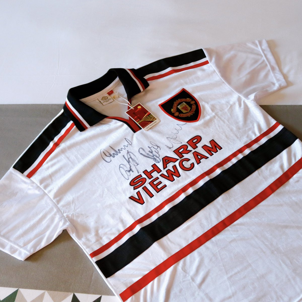 hotelfootballuk's tweet image. ONE day till #FixtureReleaseDay and today’s #GIVEAWAY prize is a very special one! 👀 

For a chance of WINNING a signed MUFC shirt by the Class of 92👇🏻

• Follow @hotelfootballuk
• Like &amp;amp; retweet
• Tag a friend in a comment

Good luck!🤞🏻