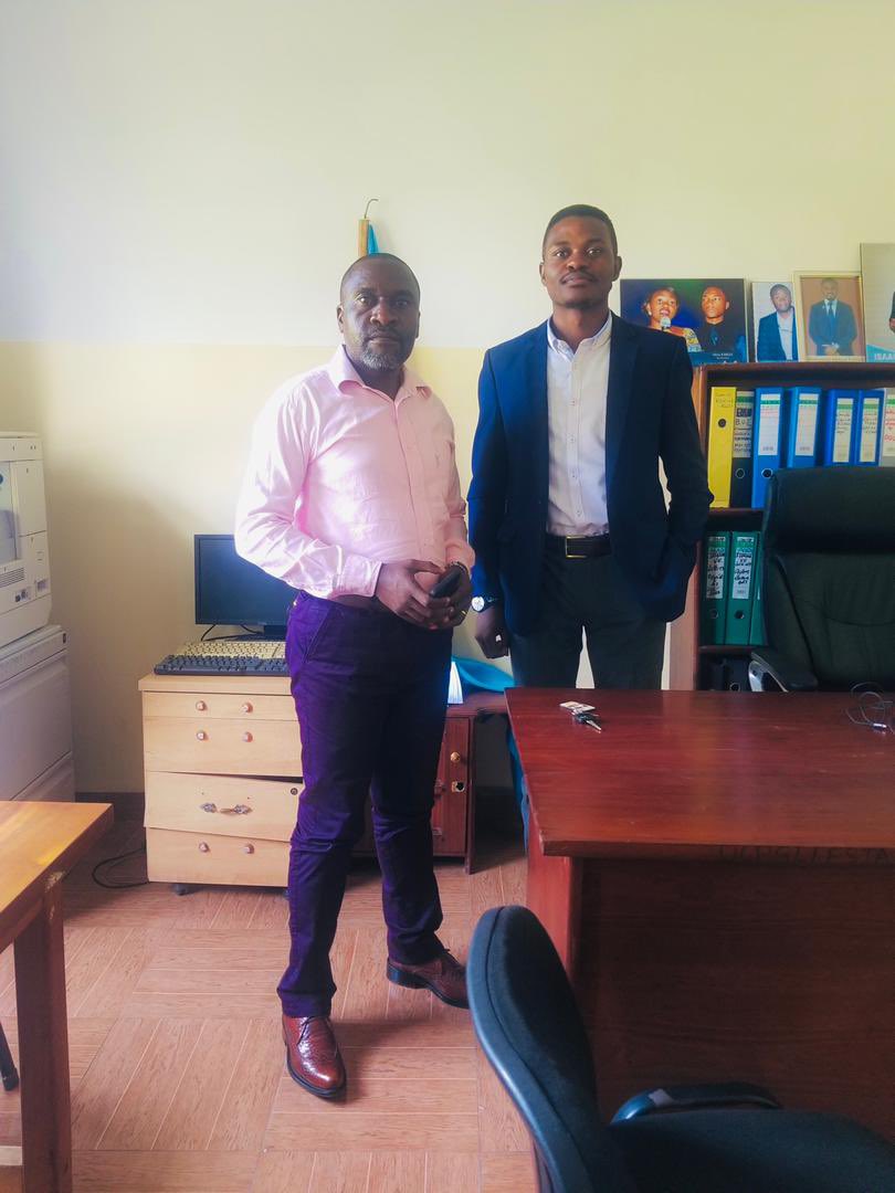 Mardi 14/06/2022 au bureau de la coordination des étudiants, le porte-parole des étudiants et le Président de l’association des anciens étudiants (ASSANET) Mr Alain AMBOMA de l’ULPGL-GOMA ont discuté sur la question de la participation des anciens dans les différentes activités.