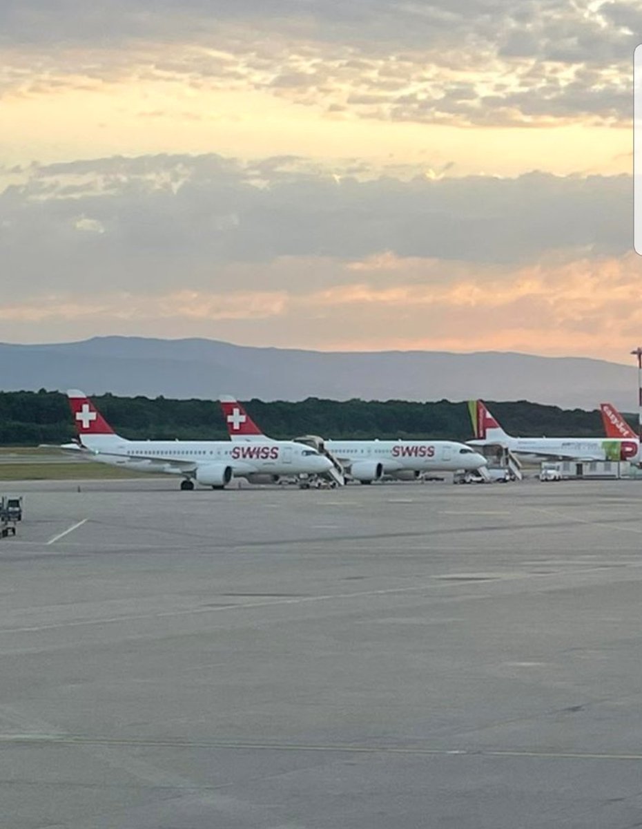 CH_LEBAD's tweet image. #contrin #kloten 
Avions cloués au sol, cause panne de radar.
#gva