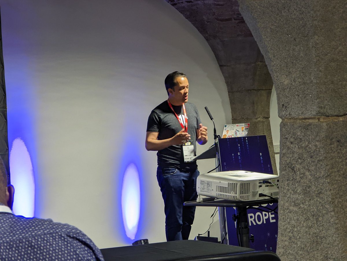 lmoroney's tweet image. The always brilliant @jason_mayes presenting at #AISummit and #OpenDataScience in London