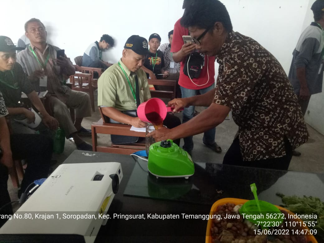 Bapeltan_Jtg's tweet photo. Peranan bakteri pembenah tanah sangat diperlukan agr media terkondisi dengan baik untk tumbuh kembang sulur vanili, praktek pengembangan bakteri pembenah pada Pelatihan Agribisnis Perkebunan (Vanili) Angkatan III
@DistanbunJateng 
@ClpSupriyanto  
@Herucahya76 https://t.co/AXhlOFz4by