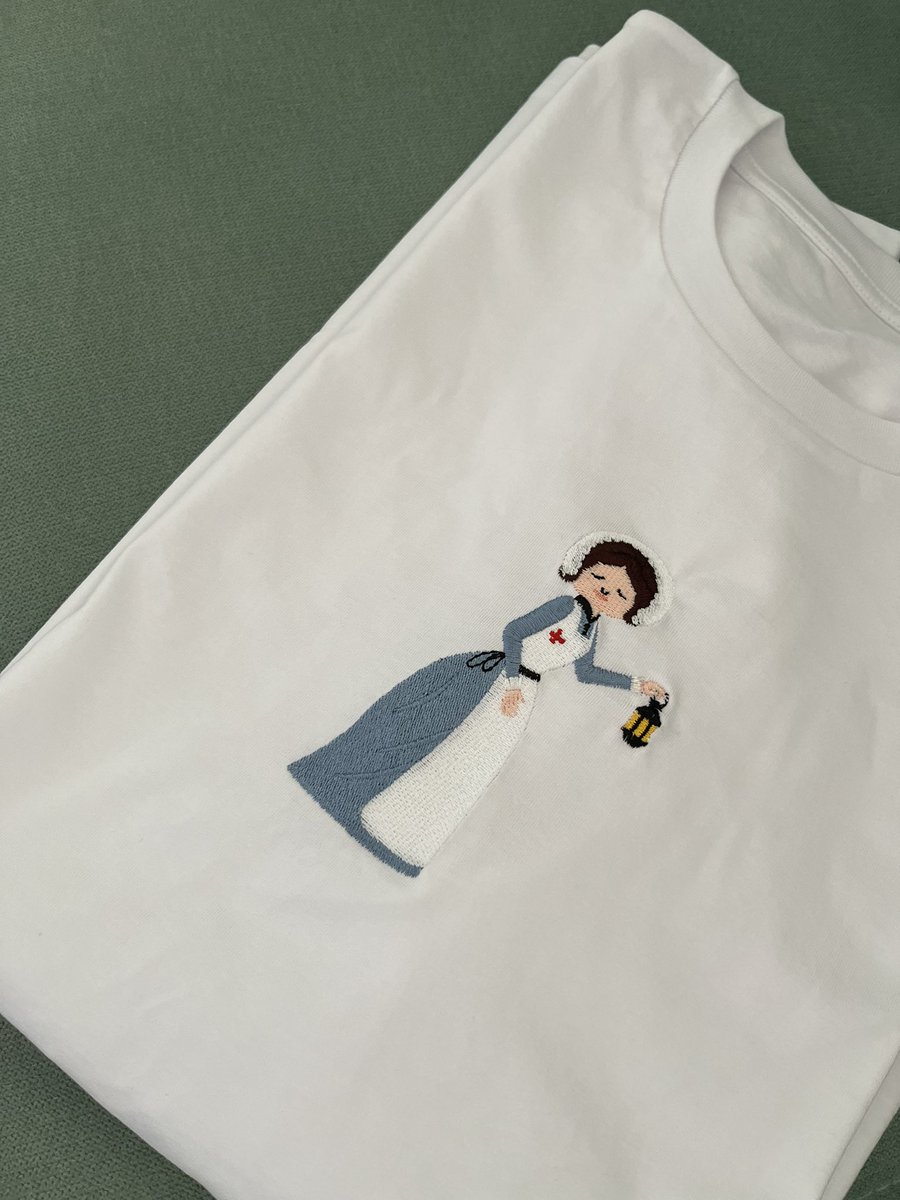 ElenaLopez95's tweet photo. Un día, me preguntó quién era ella. Un día, se interesó x saber de dónde vengo y hacia dónde voy. Y jo, qué guay que se interesen x ti. 

Gracias @Staccato15 x mi regalazo de graduación. 

¡Gracias x ser mi #verboToBe! 🤭💟

#FlorenceNightingale #Nurse https://t.co/KOGMQg0H0k