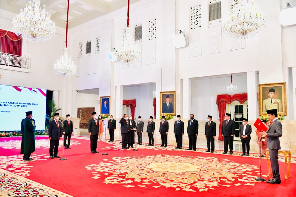 Hari ini, saya melantik dua menteri dan tiga wakil menteri pada Kabinet Indonesia Maju sisa masa jabatan 2019-2024.  

Mereka dipilih dan diangkat setelah melihat rekam jejak, pengalaman, dan kemampuan mereka menyelesaikan masalah di tanah air.

Selamat bekerja.