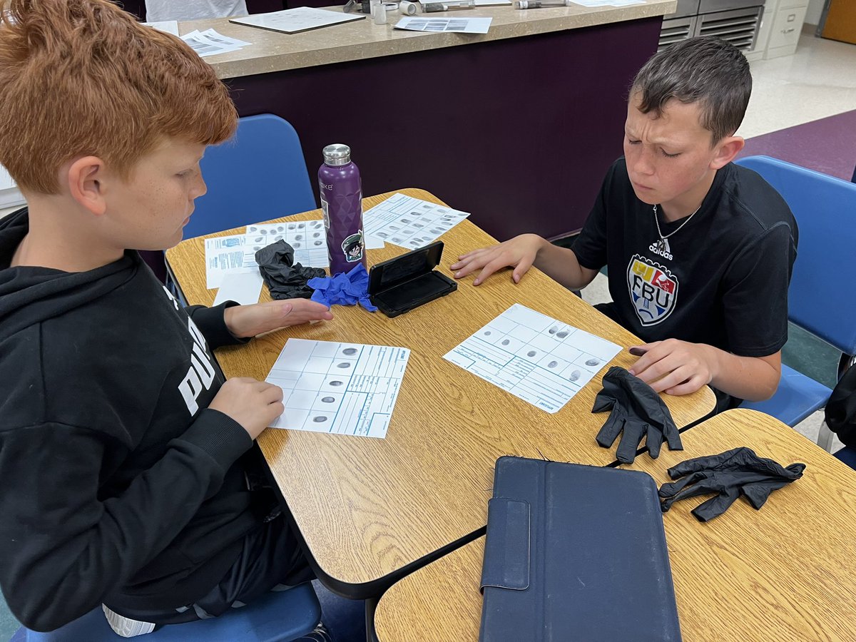 Today at summer school our middle school students are learning about fingerprinting and dusting for prints from our law enforcement expert. #LPSSummer2022 <a href="/SVMSEagles/">SVMS Eagles</a> <a href="/NCCRocks/">NCC - Northland KC</a> @prestonhickert