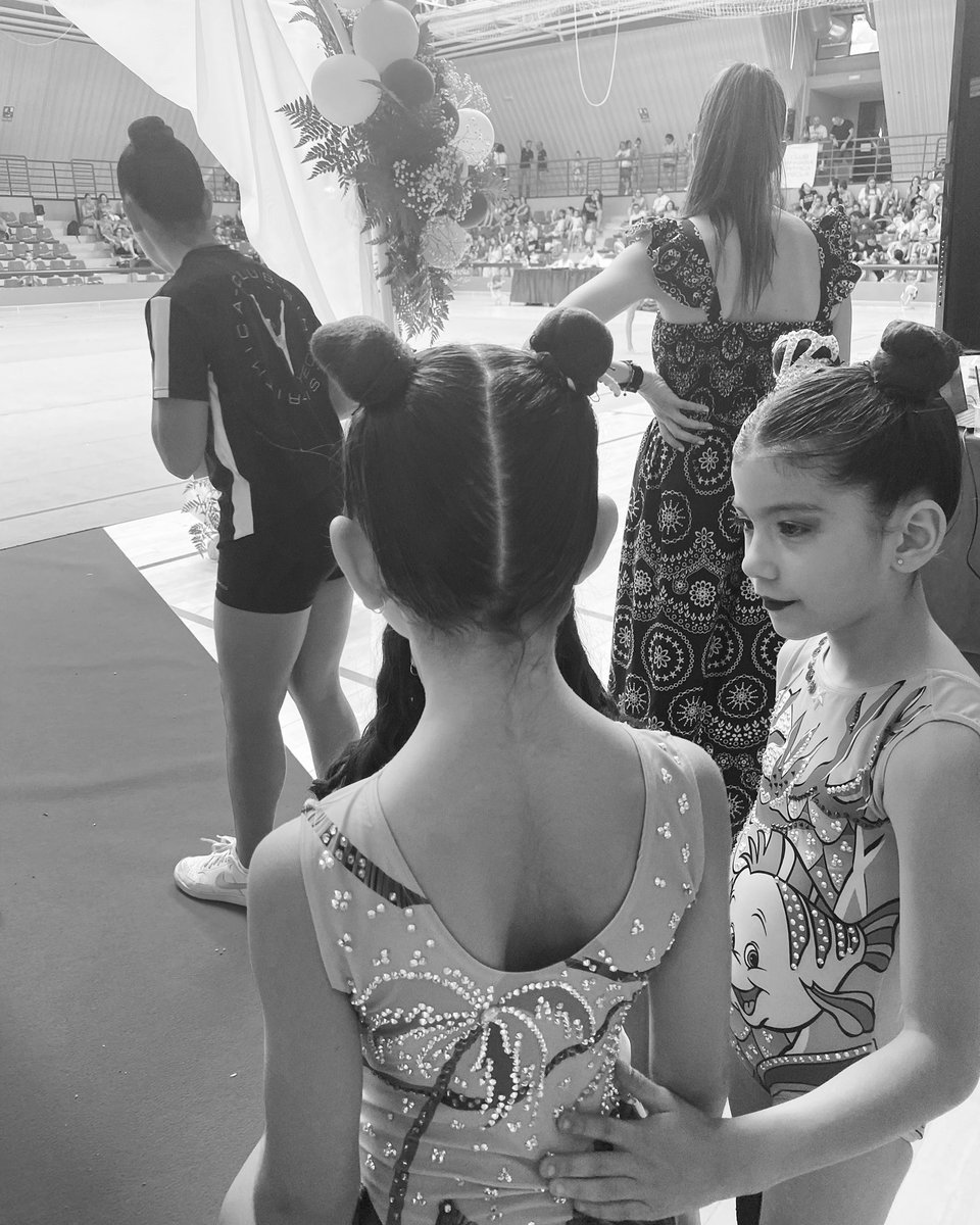 Que bonito es cuando le toca actuar a tu compañera, la que compite contra ti y no hay rivalidad, no hay envidia, le das tus mejores consejos y deseas que haga su mejor entero, te da igual si queda por delante o detrás de ti, sabes que un podium suyo también es un podium tuyo 💖