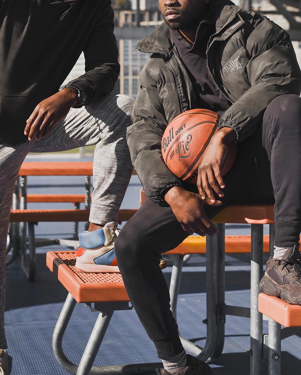 Elisa_Esnlt's tweet photo. Voilà notre dernier projet d’identité et merch! Ball don’t Lie 🏀
On est déjà chauds pour de nouveaux projets de DA mode, culture, photo.. https://t.co/Fv1h6lzdJU