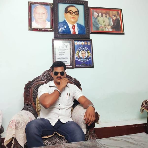 S_rathiji's tweet photo. ꧁ 𝑯𝒂𝒑𝒑𝒚 𝑩𝒊𝒓𝒕𝒉𝒅𝒂𝒚꧂
बड़े भाई #चंद्रशेखर_आजाद_जी के साथ उनके साया बन कर आंदोलन मै अहम भूमिका निभाने वाले भीम आर्मी के बड़े ही मजबूत और अन्याय के खिलाफ हमेशा आवाज उठाने वाले बड़े भाई Roshindra Jatav #NSG_Commando को जन्मदिन की बहुत बहुत बधाई https://t.co/GkQ64YhD7u