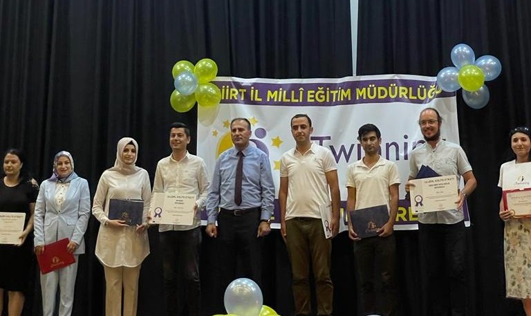 "Deneyerek Keşfediyorum" ve "Evim Kocaman Laboratuvar" e-Twinning projelerimiz Ulusal Kalite Etiketi ile ödüllendirildi.
Projeleri yürüten Fen Bilimleri Öğretmenimiz Songül KURT'a ve öğrencilerimize teşekkür ederiz.

<a href="/mem_siirt/">Siirt İl Millî Eğitim Müdürlüğü</a>
<a href="/dnzdp1979/">Deniz Edip</a>
<a href="/KurtalanMem/">Kurtalan İlçe Milli Eğitim Müdürlüğü</a>
<a href="/GokhannCicek/">Gökhan Çiçek</a>
<a href="/fendefterim/">Fen Defterim</a>