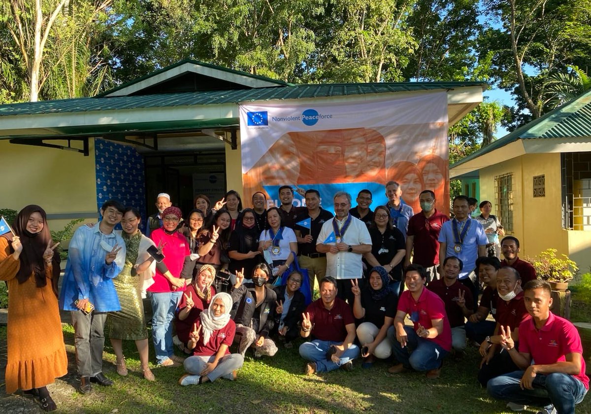 EUinthePH's tweet photo. #WorkingTogetherForPeace
@EUAmbPH recognises importance of #civilsocietygroups as agents of peace &amp; ensuring that no one is left behind in the transition process in #BARMM - #EUinthePhilippines supports a proj on conflict transformation &amp; normalisation together with @Peaceforce. https://t.co/TjFSyQMN19