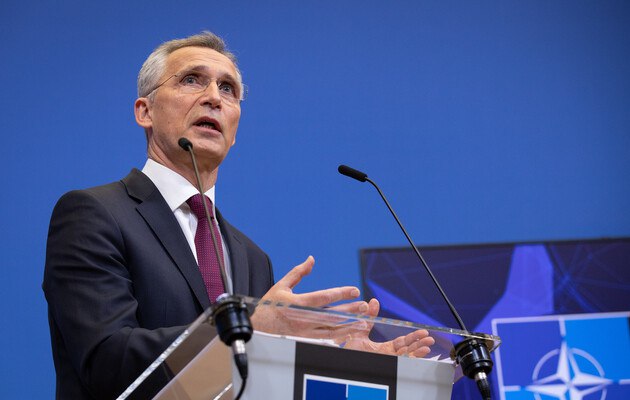 StratcomCentre's tweet photo. Secretary General  @jensstoltenberg
stated that tonight NATO defense officials will announce a new package of military aid to Ukraine, which will include heavy weapon systems and artillery. 
The Alliance is preparing a program to fully rearm Ukraine with NATO standard weaponry. https://t.co/NHlzfqEqg9