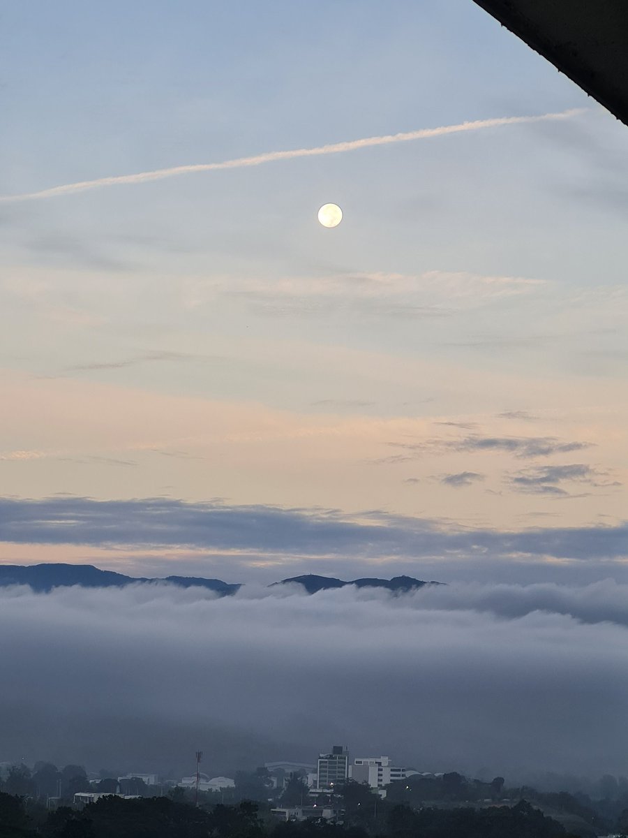 La luna esta mañana desde Floridablanca (Colombia) #moonphoto